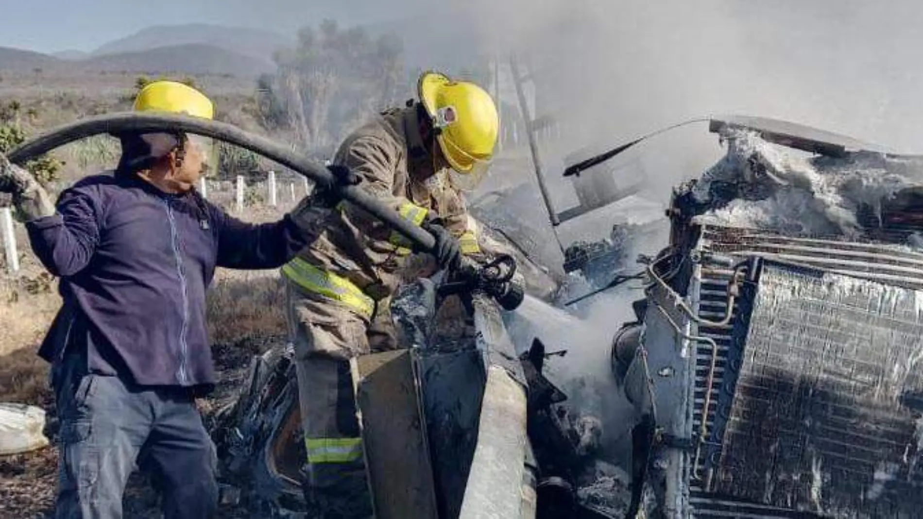 Daños materiales por varios miles de pesos dejó como saldo el incendio de una pipa que transportaba 38 mil litros de asfalto